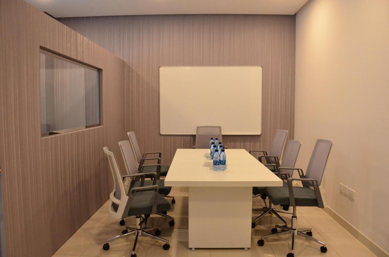 The Lodge Suites Manama Extérieur photo